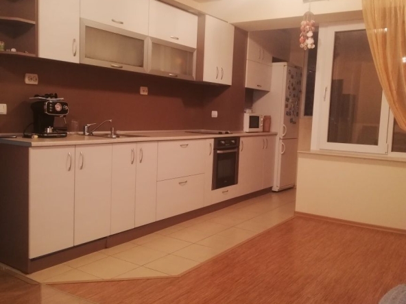 Дава се под наем Тристаен апартамент в Плевен, Сторгозия - 70 кв.м за 306 € - Снимка #1