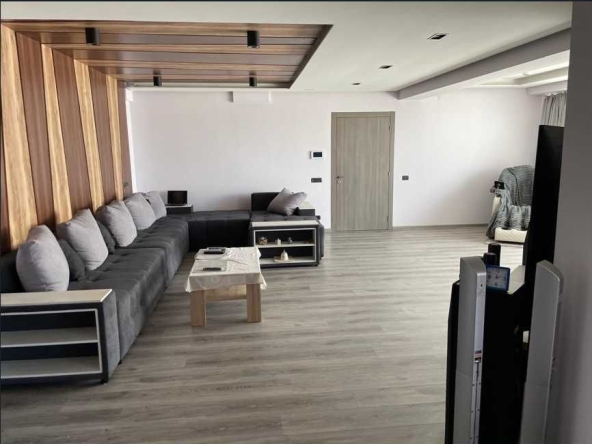 Дава се под наем Тристаен апартамент в Варна, Център - 160 кв.м за 1097.01 € - Снимка #1