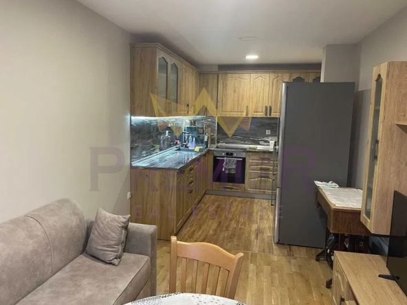 Дава се под наем Тристаен апартамент в Варна, Цветен квартал - 82 кв.м за 612 € - Снимка #1