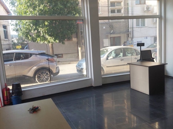 Дава се под наем Магазин в Шумен, Център - 81 кв.м за 306 € - Снимка #1