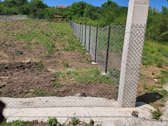 Дава се под наем Парцел в с. Голяновци, Област София-област - 1110 кв.м за 392.7 € - Снимка #1