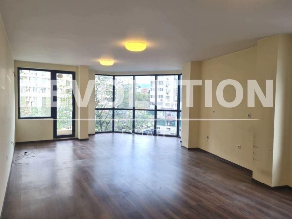 Дава се под наем Офис в Варна, Зимно кино Тракия - 59 кв.м за 300 € - Снимка #1