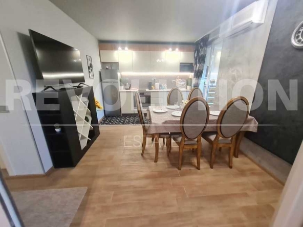 Дава се под наем Тристаен апартамент в Варна, Център - 85 кв.м за 586.5 € - Снимка #1