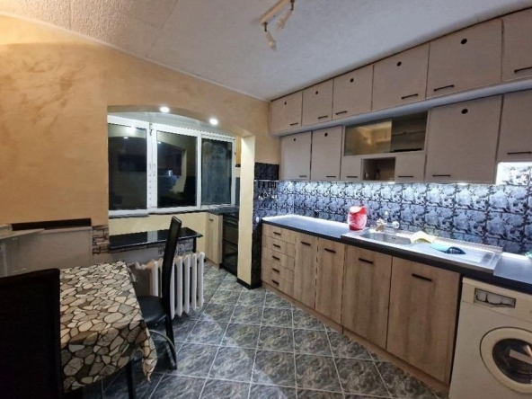 Дава се под наем Тристаен апартамент в София, Бъкстон - 80 кв.м за 716 € - Снимка #1