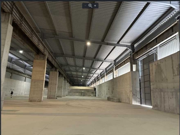 Дава се под наем Склад в Варна, Западна промишлена зона - 7890 кв.м за 31839.3 € - Снимка #1