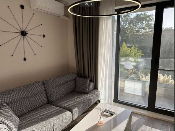 Дава се под наем Двустаен апартамент в к.к. Св.Св. Константин и Елена - 61 кв.м за 950 € - Снимка #1