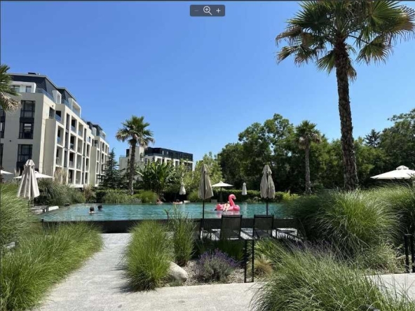 Дава се под наем Двустаен апартамент в к.к. Св.Св. Константин и Елена - 61 кв.м за 947.58 € - Снимка #1