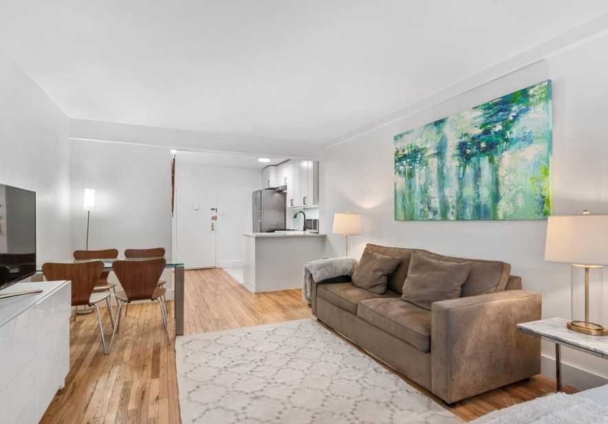 Дава се под наем Едностаен апартамент в Пловдив, Център - 15 кв.м за 178.5 € - Снимка #1