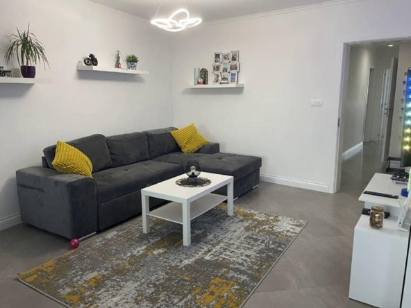 Дава се под наем Тристаен апартамент в Пловдив, Център - 122 кв.м за 850 € - Снимка #1