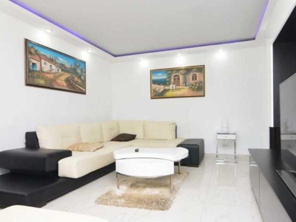 Дава се под наем Тристаен апартамент в Пловдив, Коматево - 90 кв.м за 336.6 € - Снимка #1