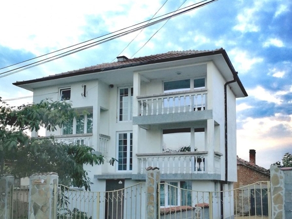 Къща в Бургас, Възраждане - 288 кв.м за 407 €/кв.м - Снимка #1