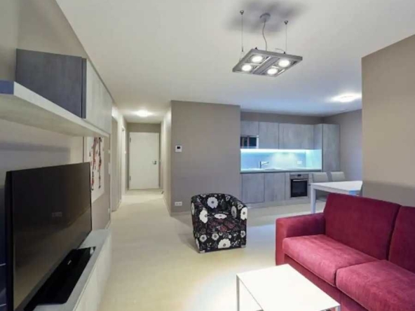 Дава се под наем Тристаен апартамент в Пловдив, Остромила - 86 кв.м за 448.8 € - Снимка #1