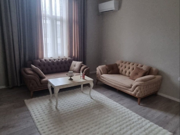 Дава се под наем Тристаен апартамент в Пловдив, Център - 90 кв.м за 765 € - Снимка #1