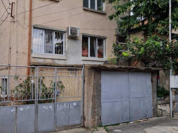 Етаж от къща в Пазарджик, Изток - 200 кв.м за 400 €/кв.м - Снимка #1