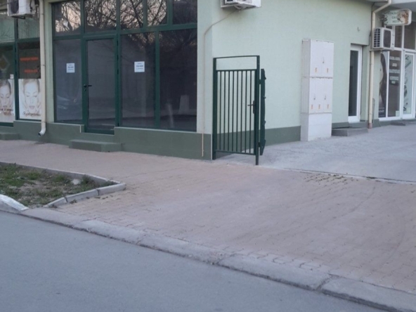 Дава се под наем Магазин в Нова Загора - 40 кв.м за 178.5 € - Снимка #1