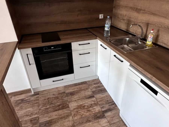 Дава се под наем Двустаен апартамент в Бургас, Изгрев - 70 кв.м за 600 € - Снимка #1