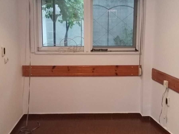 Дава се под наем Офис в Бургас, Център - 25 кв.м за 175 € - Снимка #1