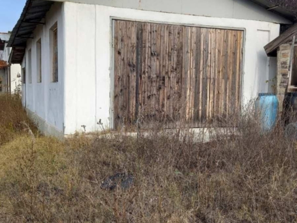 Промишлена сграда в Провадия - 4000 кв.м за 27 €/кв.м - Снимка #1