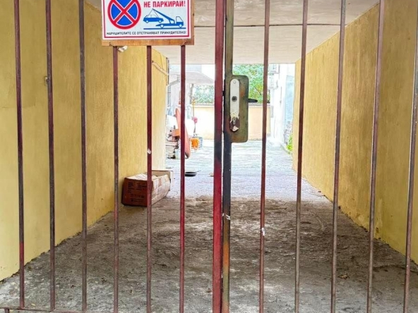 Гараж / Паркомясто в Пловдив, Кършияка - 14 кв.м за 1286 €/кв.м - Снимка #1