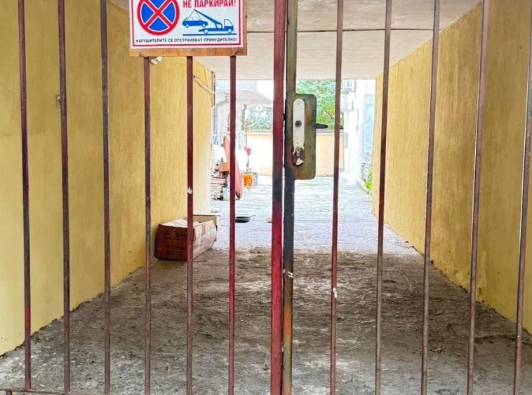 Гараж / Паркомясто в Пловдив, Кършияка - 14 кв.м за 1286 €/кв.м - Снимка #1