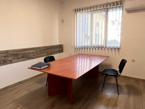 Дава се под наем Офис в София, Център - 280 кв.м за 1296.42 € - Снимка #1