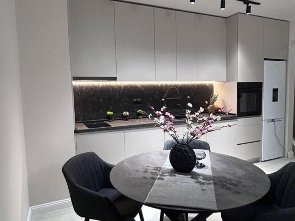 Дава се под наем Двустаен апартамент в Варна, Възраждане 1 - 65 кв.м за 598.23 € - Снимка #1