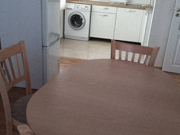 Дава се под наем Тристаен апартамент в ж.Зоопарк - 80 кв.м за 648.21 € - Снимка #1