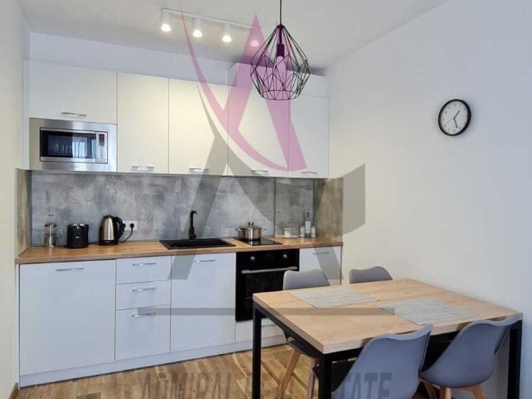 Дава се под наем Двустаен апартамент в к.к. Св.Св. Константин и Елена - 55 кв.м за 850 € - Снимка #1