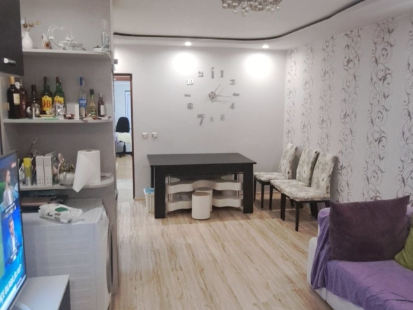 Дава се под наем Тристаен апартамент в Търговище, Боровец - 91 кв.м за 306 € - Снимка #1