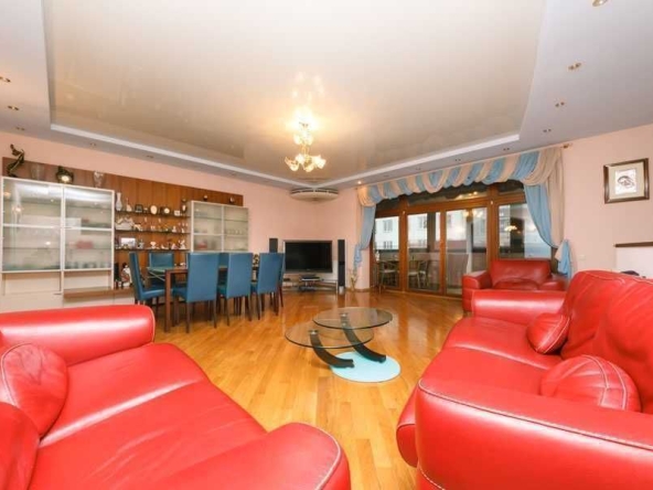 Дава се под наем Тристаен апартамент в София, Център - 90 кв.м за 612 € - Снимка #1