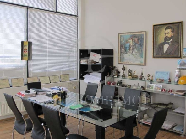 Офис в Пловдив, Кършияка - 735 кв.м за 409 €/кв.м - Снимка #1