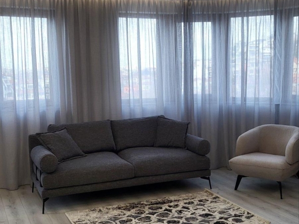 Дава се под наем Тристаен апартамент в Пловдив, Младежки Хълм - 90 кв.м за 800 € - Снимка #1