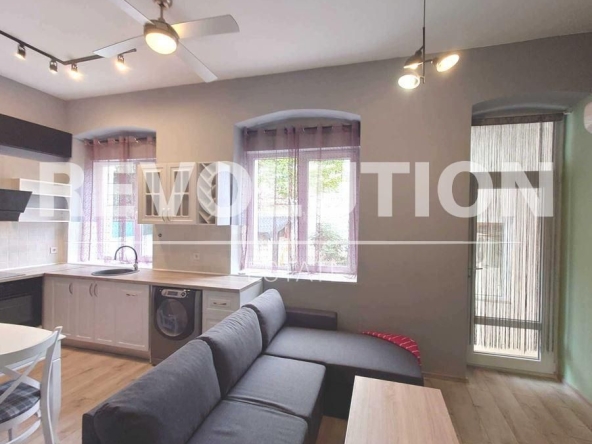 Дава се под наем Етаж от къща в Варна, Център - 140 кв.м за 750 € - Снимка #1