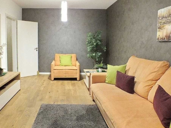 Дава се под наем Тристаен апартамент в Пловдив, Остромила - 40 кв.м за 280.5 € - Снимка #1