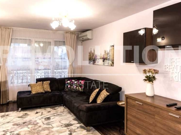 Дава се под наем Тристаен апартамент в Варна, Център - 90 кв.м за 561 € - Снимка #1