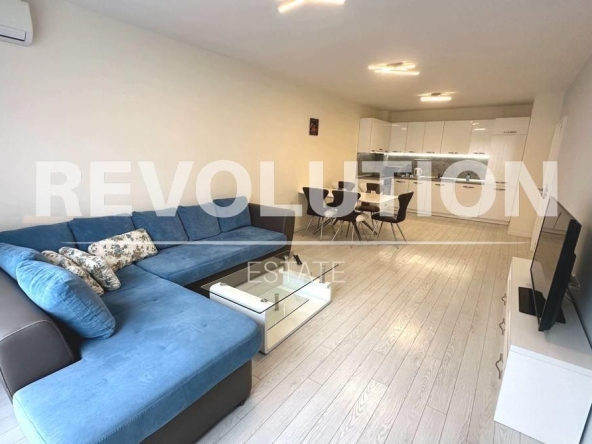 Дава се под наем Двустаен апартамент в Варна, Център - 90 кв.м за 1097.01 € - Снимка #1