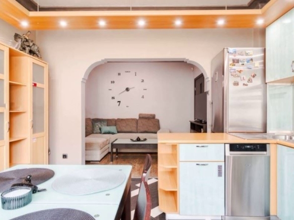 Дава се под наем Тристаен апартамент в София, Център - 72 кв.м за 1095.99 € - Снимка #1