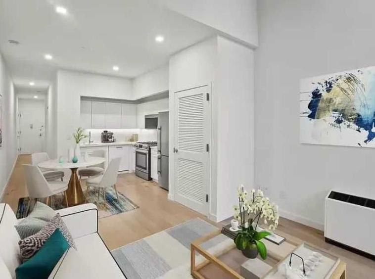 Дава се под наем Едностаен апартамент в Пловдив, Остромила - 35 кв.м за 168.3 € - Снимка #1