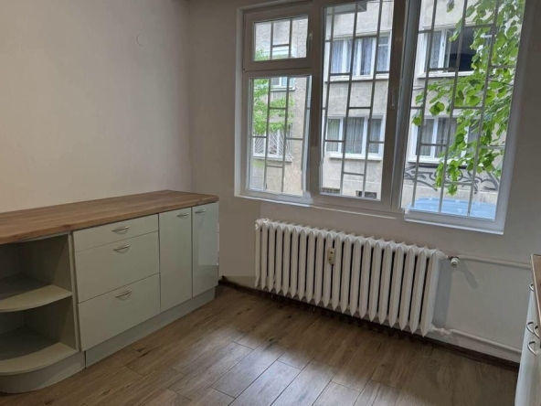 Дава се под наем Тристаен апартамент в София, Център - 86 кв.м за 750 € - Снимка #1