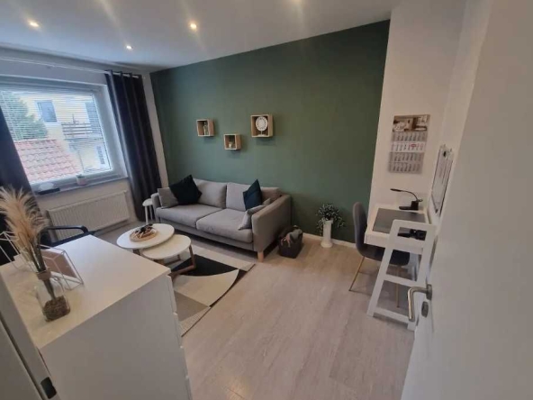 Дава се под наем Тристаен апартамент в Пловдив, Остромила - 95 кв.м за 300 € - Снимка #1