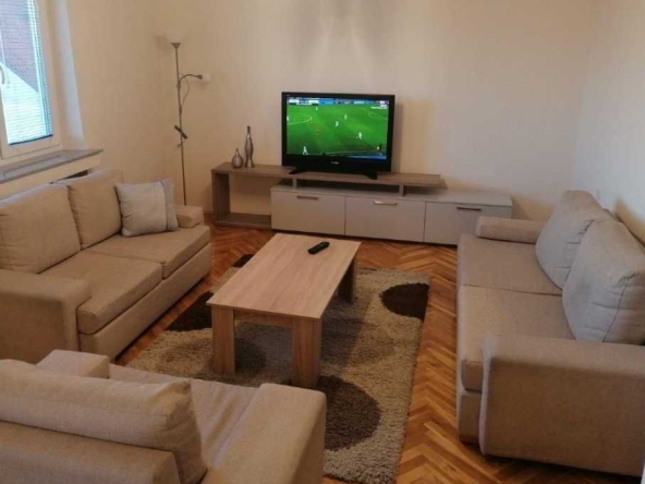 Дава се под наем Тристаен апартамент в Бургас, Център - 95 кв.м за 397.8 € - Снимка #1