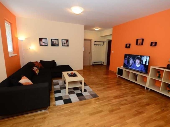 Дава се под наем Тристаен апартамент в Пловдив, Коматево - 90 кв.м за 346.8 € - Снимка #1