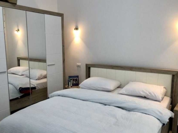 Дава се под наем Едностаен апартамент в Бургас, Център - 35 кв.м за 204 € - Снимка #1