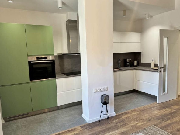 Дава се под наем Тристаен апартамент в Пловдив, Христо Смирненски - 100 кв.м за 850 € - Снимка #1