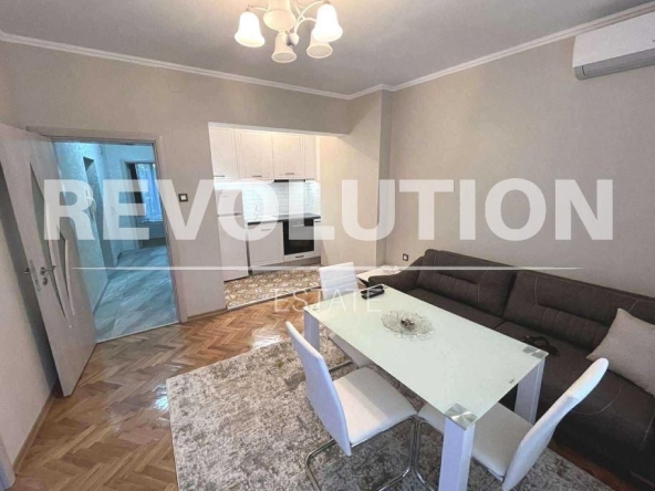 Дава се под наем Тристаен апартамент в Варна, Център - 76 кв.м за 747.66 € - Снимка #1