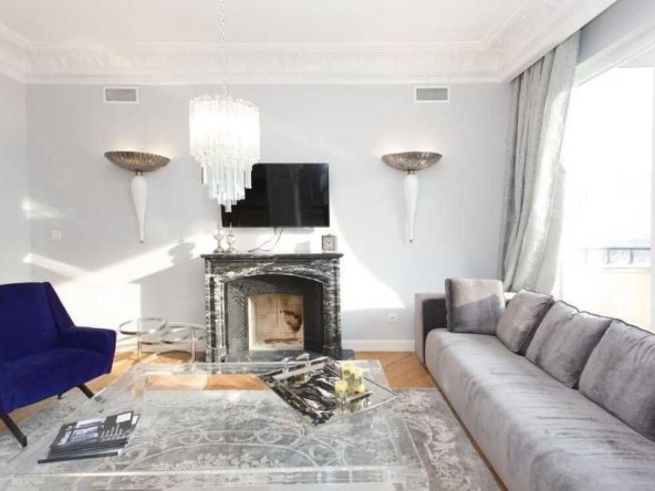 Дава се под наем Тристаен апартамент в София, Център - 160 кв.м за 1200 € - Снимка #1