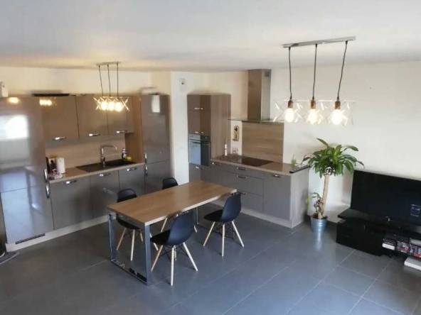 Дава се под наем Двустаен апартамент в Пловдив, Каменица 1 - 65 кв.м за 270.3 € - Снимка #1