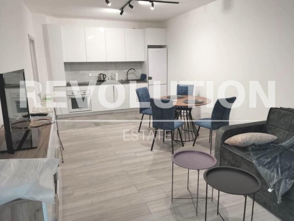 Дава се под наем Двустаен апартамент в к.к. Св.Св. Константин и Елена - 60 кв.м за 750 € - Снимка #1