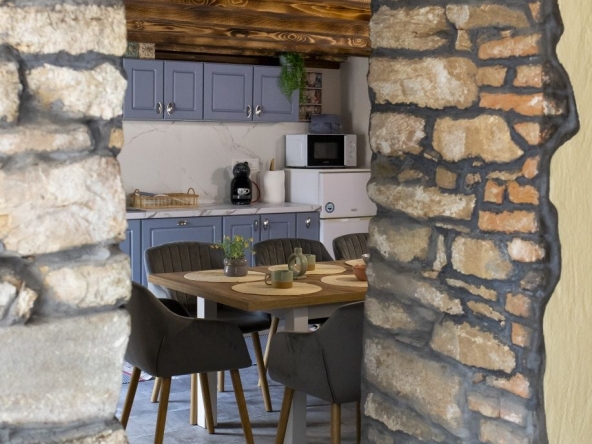 Дава се под наем Къща в с. Лешниково, Област Хасково - 140 кв.м за 550 € - Снимка #1