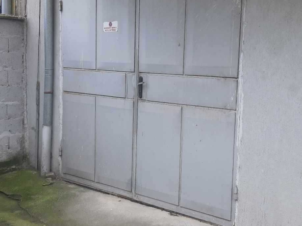 Дава се под наем Гараж / Паркомясто в Търговище, Център - 21 кв.м за 76.5 € - Снимка #1